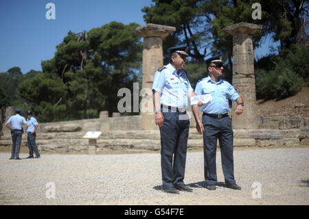 Griechische Polizei im Tempel von Hera in Olympia, Griechenland, wo die antiken Olympischen Spiele stattfanden, während einer Probe für die morgige Zeremonie der Olympischen Flamme, die der Welt signalisiert, dass der Countdown zu den Spielen von London 2012 begonnen hat. Stockfoto