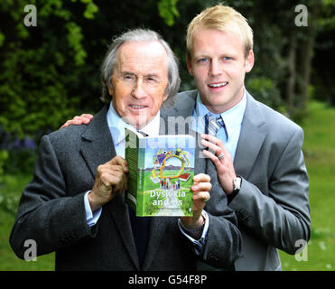 Sir Jackie Stewart und die Rangers und der schottische Fußballspieler Steven Naismith nach einer Medienkonferenz im Hotel du Vin in Glasgow, wo sie die Arbeit von Dyslexia Scotland förderten. Stockfoto