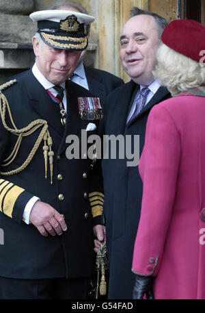 Der erste Minister Alex Salmond spricht mit dem Prinzen von Wales und der Herzogin von Cornwall, nachdem er eine Parade von Armeeangehörigen auf der Royal Mile in Edinburgh gesehen hat. Stockfoto