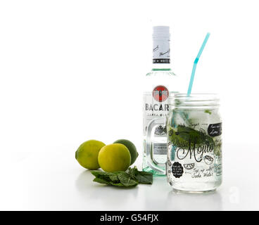 Klassischen Mojito cocktail in einem Kilner Einmachglas mit einer Flasche Bacardi isoliert auf weißem Hintergrund Stockfoto