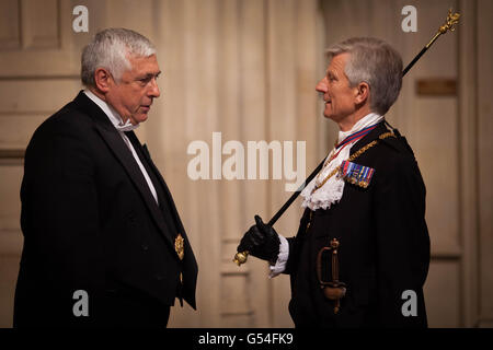 Gentleman Usher von der Black Rod Generalleutnant David Leakey (rechts) bereitet sich darauf vor, Abgeordnete zur Rede der Königin bei der Eröffnung des Parlaments durch den US-Bundesstaat Westminster in die Kammer der Herren im Londoner Palace of Westminster zu begleiten. Stockfoto