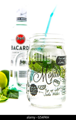 Klassischen Mojito cocktail in einem Kilner Einmachglas mit einer Flasche Bacardi isoliert auf weißem Hintergrund Stockfoto