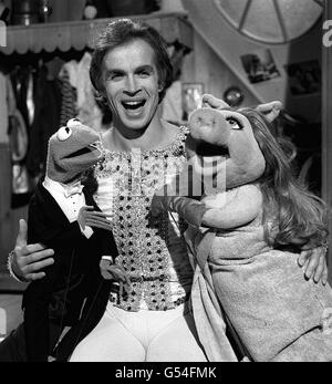 Balletttänzer Rudolf Nureyev mit Muppets Kermit the Frog (links) und Miss Piggy, in den ATV Studios in Boreham Wood, während einer Aufnahme der Muppet Show. Stockfoto