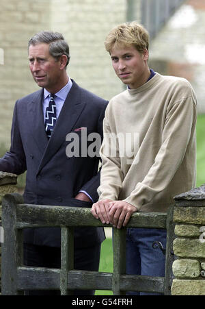 Prinz William mit seinem Vater Prinz Charles in den Gärten des Elternhauses Highgrove, in der Nähe von Tetbury in Gloucestershire. William hat enthüllt, dass er in der nächsten Phase seines GAP-Jahres an einer Expedition nach Südamerika teilnehmen und 10 Wochen mit einer Expedition von Raleigh International in Chile verbringen wird. Er wird in einige der entlegensten Teile Patagoniens reisen und zusammen mit 110 anderen jungen Freiwilligen an Umwelt- und Gemeindeprojekten wie der Verbesserung lokaler Gebäude und dem Bau von Gehwegen arbeiten. Stockfoto