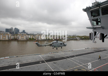 Sicherheit der Olympischen Spiele. Ein Hubschrauber der Royal Navy landet auf der HMS Ocean in Greenwich Stockfoto