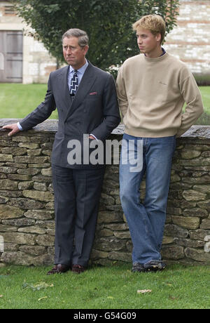 Prinz William steht mit seinem Vater, dem Prince of Wales, in den Gärten ihres Hauses in Highgrove, in der Nähe von Tetbury, in Gloucestershire. Er hat enthüllt, dass er sich in der nächsten Phase seines GAP-Jahres einer Expedition nach Südamerika anschließen wird. * 10 Wochen mit einer Raleigh International Expedition in Chile. Er wird in einige der entlegensten Teile Patagoniens reisen und zusammen mit 110 anderen jungen Freiwilligen an Umwelt- und Gemeindeprojekten wie der Verbesserung lokaler Gebäude und dem Bau von Gehwegen arbeiten. Stockfoto