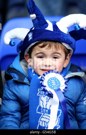 Ein junger Fan von Birmingham City saugt die Atmosphäre auf St. Andrews Stockfoto