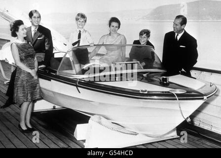 Königin Elizabeth II, Prinz von Wales, Prinz Edward, Prinzessin Anne, Prinz Andrew und der Herzog von Edinburgh an Bord der Royal Yacht Britannia bei einem Besuch in Norwegen. Es ist das Foto, das auf der persönlichen Weihnachtskarte der Königin verwendet wird. Stockfoto