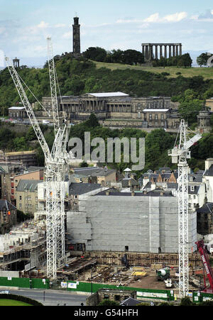 Die Bauarbeiten am Holyrood-parlament in Edinburgh werden fortgesetzt. Der schottische Generalauditor Robert Black stellte der Versammlung seinen Bericht über das neue Gebäude vor und wurde vom Prüfungsausschuss des Parlaments debattiert. * 5/12/2000: Ein Bericht eines mächtigen parlamentarischen Ausschusses, der am Dienstag, den 5. dezember 2000, über das Holyrood-Projekt veröffentlicht wurde, sollte sich auf die Rolle des obersten Beamten Schottlands in der Affäre konzentrieren. Es wird angenommen, dass die Ergebnisse des Prüfungsausschusses die Rolle von Muir Russell beim Projekt zum Bau des neuen schottischen Parlaments in Holyrood untersuchen werden. Die Kosten von Stockfoto