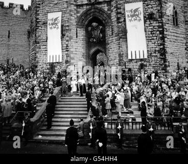 *Eingescannte Low-Res aus Print, High-Res auf Anfrage* die Investitur des Prinzen von Wales im Caernarfon Castle von seiner Mutter, Königin Elizabeth II. Stockfoto