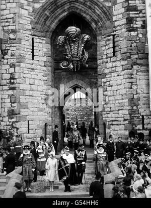 *Eingescannte Low-Res aus Print, High-Res auf Anfrage* die Investitur des Prinzen von Wales im Caernarfon Castle von seiner Mutter, Königin Elizabeth II. Stockfoto