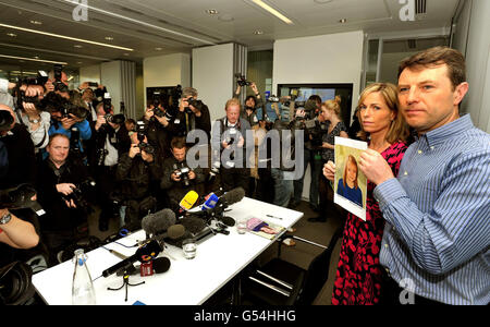 Gerry und Kate McCann, deren Tochter Madeline morgen vor fünf Jahren aus einer Ferienwohnung in Portugal verschwunden ist, sprechen bei einer Pressekonferenz in London mit den Medien, wo sie ein Bild davon halten, wie Madeline heute aussehen könnte. Stockfoto