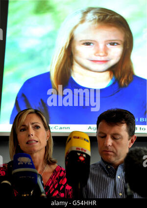 Gerry und Kate McCann, deren Tochter Madeline morgen vor fünf Jahren aus einer Ferienwohnung in Portugal verschwunden ist, sprechen bei einer Pressekonferenz in London mit den Medien, wo sie unter einer Projektion sitzen, wie Madeline heute aussehen könnte. Stockfoto