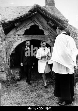 Prinzessin Margaret und Fürst Snowdon sagen Auf Wiedersehen zum Pfarrer Robert E. Williams, dem Vikar, als sie die Llanfaglan Pfarrkirche aus dem 13. Jahrhundert in der Nähe von Caernarfon, Wales, verlassen. Stockfoto