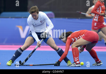 Die britische Hannah Macleod wird während des Visa International Invitational Hockey Tournaments in der Riverbank Arena, London, vom südkoreanischen Seonmi Park herausgefordert. Stockfoto