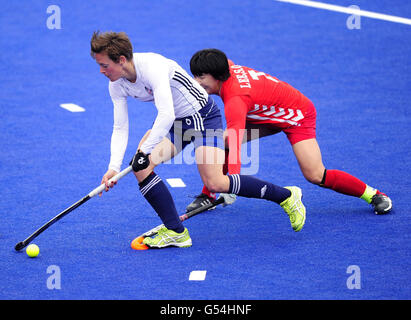 Die britische Hannah Macleod und die südkoreanische Lee Seonok sind während des Visa International Invitational Hockey Tournaments in der Riverbank Arena in London in Aktion. Stockfoto