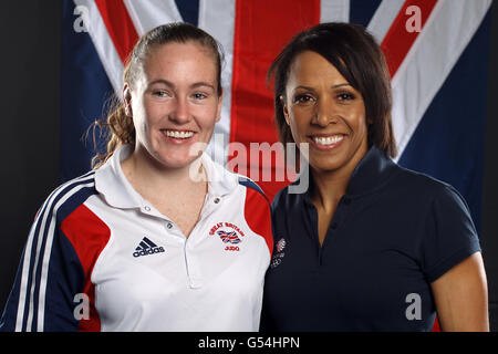 Die britische Connie Ramsey (l) mit Dame Kelly Holmes während eines Medientages im Dartford Elite Performance Center, Dartford Stockfoto