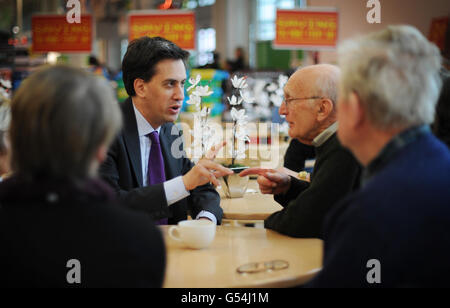 Der Gewerkschaftsführer Ed Miliband (zweite links) spricht am letzten Wahlkampftag vor den morgigen Kommunalwahlen mit Einkäufern und Einheimischen in Harlow, Essex. Stockfoto