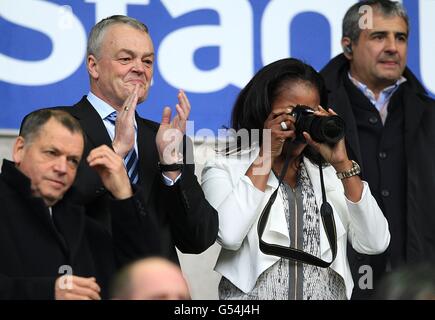 Fabrice Muambas Verlobter Shauna Muganda und der Vorsitzende von Bolton Wanderers, Phil Gartside in den Tribünen Stockfoto