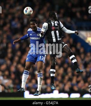 Fußball - Barclays Premier League - Chelsea / Newcastle United - Stamford Bridge. Chelsea's Jon Obi Mikel (links) und Newcastle United's Papiss Cisse (rechts) kämpfen um den Ball in der Luft Stockfoto