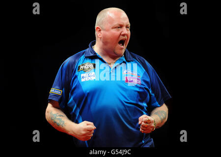 Der Engländer Andy Hamilton feiert während seines Spiels gegen den Australier Simon Whitlock Stockfoto