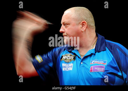 Darts - McCoys Premier League Darts - NIA. Der englische Andy Hamilton in Aktion Stockfoto