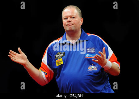 Darts - McCoys Premier League Darts - NIA. Der Holländer Raymond van Barneveld reagiert während seines Unentschieden mit dem schottischen Gary Anderson Stockfoto