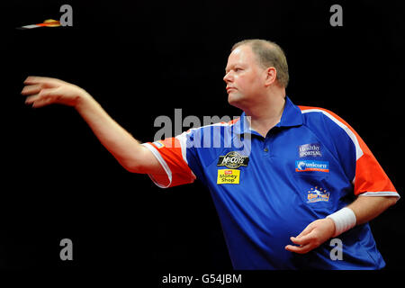 Darts - McCoys Premier League Darts - NIA. Raymond van Barneveld in Aktion Stockfoto