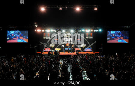 Gesamtansicht der McCoys Premier League Darts im National Hallenarena Stockfoto