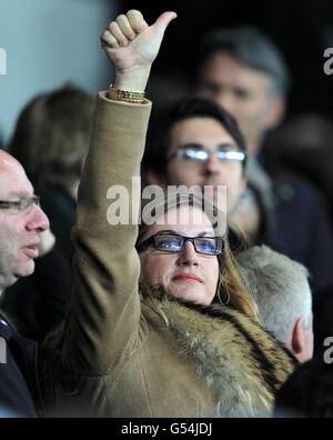 Fußball - npower Football League Championship - Playoff - Halbfinale - erste Etappe - Cardiff City gegen West Ham United - Cardiff CI.... Der stellvertretende Vorsitzende von West Ham United, Karren Brady, zeigt sich in der Tribüne begeistert Stockfoto