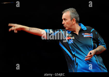 Darts - McCoys Premier League Darts - NIA. Der englische Phil Taylor in Aktion Stockfoto