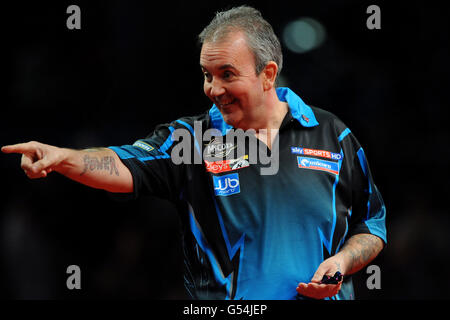 Darts - McCoys Premier League Darts - NIA. Der Engländer Phil Taylor reagiert während seines Spiels Stockfoto