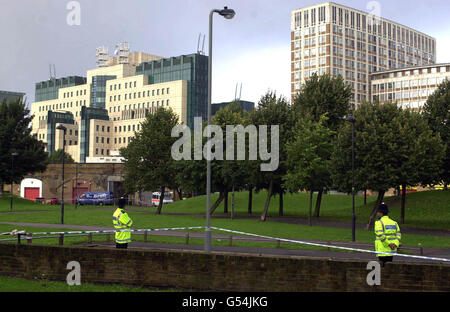 Blick auf die Rückseite des MI6-Hauptquartiers (links) von Spring Gardens, Vauxhall, London. Die Gärten, die derzeit von der Polizei abgesperrt werden, nachdem nachgewiesen wurde, dass ein Teil eines Raketenabschussrampfers in der Gegend entdeckt wurde. * die Sicherheit in der Hauptstadt wurde verstärkt, nachdem der Raketenangriff auf das MI6-Gebäude Befürchtungen ausgelöst hat, dass regimekritische irische Republikaner eine neue Terrorkampagne auf dem Festland starten würden. Stockfoto