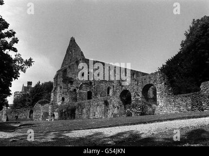 BATTLE ABBEY, Sussex, gegründet vom normannischen König Wilhelm I., um seines Sieges über die Engländer unter König Harold zu gedenken. Die Abtei steht auf dem Grat, auf dem die englische Armee aufgestellt wurde, und markiert den Altar, auf dem König Harold im Oktober 1066 fiel. Stockfoto