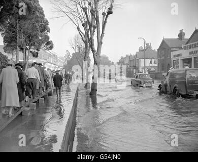 Autofahrer und Fußgänger fahren in einem einzigen Ordner durch das Hochwasser der Bath Road in Maidenhead, Berkshire, nachdem die Themse ihre Ufer geplatzt hat. Der Fluss platzte nach heftigem Regen in der Gegend. Stockfoto