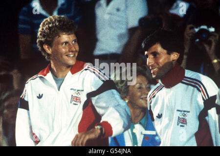 Leichtathletik - Olympische Spiele 1984 in Los Angeles - 1500-m-Finale der Männer - Medaillenübergabe. Der Silbermedaillengewinnerin Steve Cram (l) gratuliert dem britischen Teamkollegen Sebastian Coe (r) zum Gewinn der Goldmedaille. Stockfoto