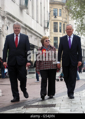 (Von links nach rechts) erste Ministerin Carwyn Jones, Cardiff-Ratsvorsitzender Heather Joyce und Shadow Wales-Sekretär Peter Hain feiern den Wahlsieg der Partei in der walisischen Hauptstadt in der Queen Street in Cardiff. Stockfoto