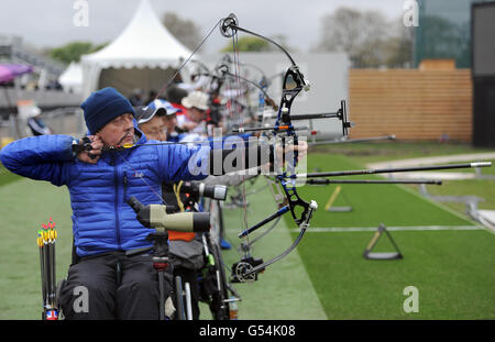 Der britische John Cavanagh in Aktion während des para Archery International Tournament & Test Events in der Royal Artillery Barracks, London. Stockfoto