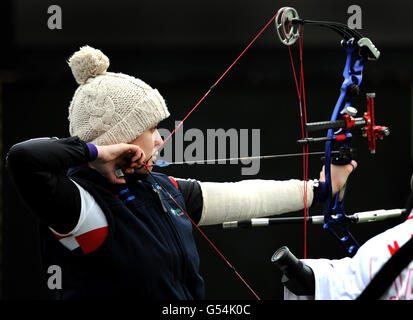 Die britische Danielle Brown schießt während des para Archery International Tournament & Test Events in der Royal Artillery Barracks, London. Stockfoto