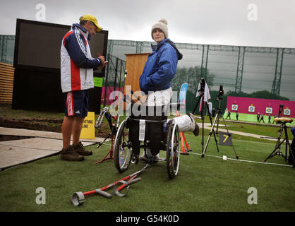 Der britische Danielle Brown und Trainer Paul Atkins ruhen während des para Archery International Tournament & Test Events in der Royal Artillery Barracks, London. Stockfoto