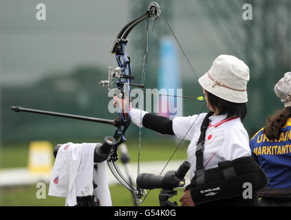 Die japanische Miho Nagano zieht ihren Bogen mit ihrem Mund während des para Archery International Tournament &amp; Test Events in der Royal Artillery Barracks, London. Stockfoto