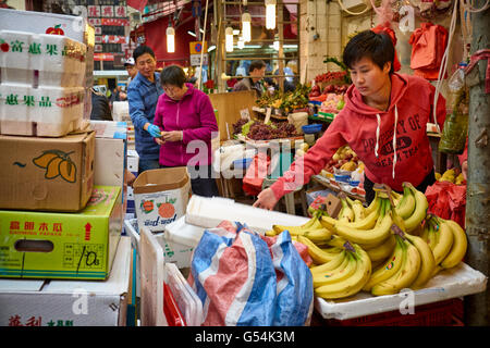 Verkauf von Obst in der Bowrington Road Marktstand nass Markt in Causeway Bay, Hong Kong. Stockfoto