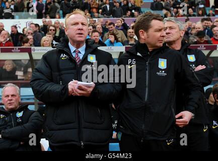 Aston Villa Manager Alex McLeish (links) und Assistant Manager Peter Grant auf der Touchline vor dem Kick-off Stockfoto