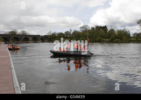 Such- und Rettungsteams an der Stelle, an der ein Mann an der Bann Road Bridge in Kilrea, Co Londonderry, ins Wasser kam. Drei Männer wurden im Zusammenhang mit dem Verschwinden eines Mannes verhaftet, der zuletzt den Fluss Bann betreten hat. Stockfoto