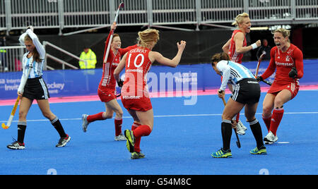 Die britische Crista Cullen feiert ihr erstes Tor gegen Argentinien beim Visa International Invitational Hockey Tournament in der Riverbank Arena, London. Stockfoto