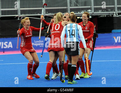 Die britische Crista Cullen feiert ihr erstes Tor gegen Argentinien beim Visa International Invitational Hockey Tournament in der Riverbank Arena, London. Stockfoto