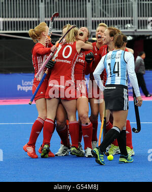 Die britische Crista Cullen feiert ihr erstes Tor gegen Argentinien beim Visa International Invitational Hockey Tournament in der Riverbank Arena, London. Stockfoto