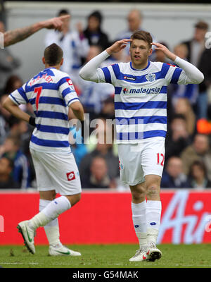 Fußball - Barclays Premier League - Queens Park Rangers gegen Stoke City - Loftus Road. Jamie Mackie (rechts) der Queens Park Rangers reagiert während des Spiels der Barclays Premier League in der Loftus Road, London. Stockfoto