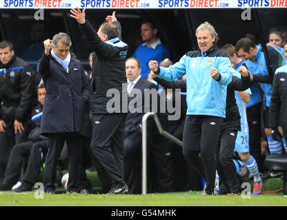 Fußball - Barclays Premier League - Newcastle United / Manchester City - Sports Direct Arena. Der Manager von Manchester City, Roberto Mancini, und David Platt feiern den Sieg beim Schlusspfiff Stockfoto