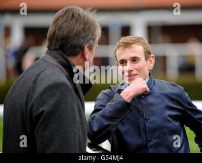 Pferderennen - das QIPCO Guineas Festival - QIPCO 1000 Guineas Day - Newmarket Racecourse. Jockey Ryan Moore (rechts) nach dem Gewinn des Qipco 1000 Guineas Stakes auf Homecoming Queen Stockfoto